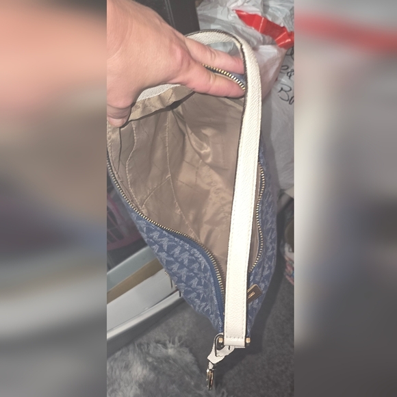 🍂🍁Like new MICHAEL KORS DENIM SHOULDER BAG - Picture 3 of 8